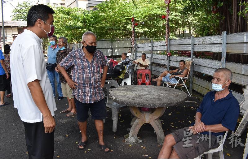 三宝井市民向郑国球（左）表达对骨痛热症的担忧，呼吁政府展开积极行动，保障他们的健康。