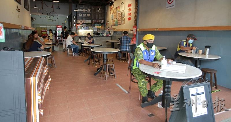 合记茶室聘请保安员驻守在外为顾客探测体温。