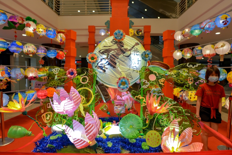 吉隆坡一家商场举行了创意灯笼比赛，为即将到来的中秋节增添气氛。