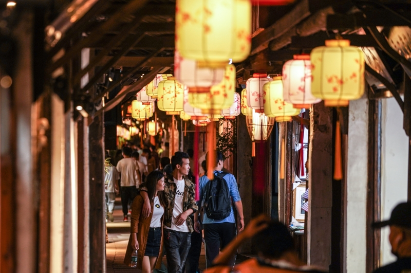 在“台湾老街”片区，情景灯组展示昆山的多彩生活，散发两岸浓郁的民俗魅力。