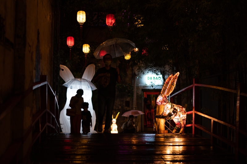 由8位本地艺术家所制作的玉兔 配合灯光折射，呈现风格各异的玉兔。

