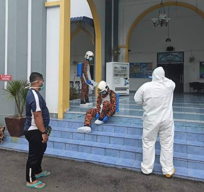 消拯人员到清真寺进行消毒工作。