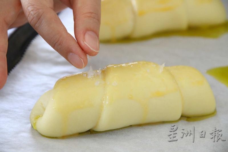 伍娉芳在日式奶油盐花面包中使用的盐是玛尔顿海盐片。