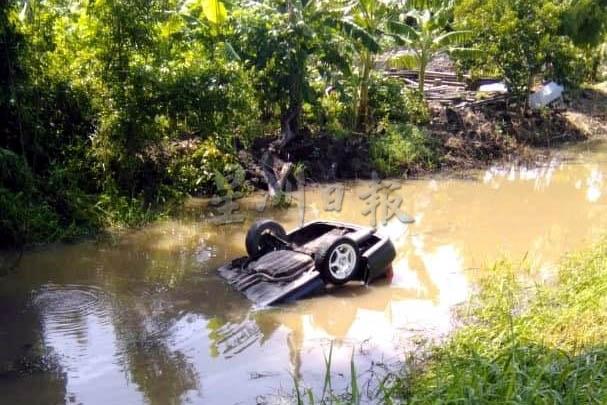 疑失窃的轿车撞入小溪，车上两人受困溺死。