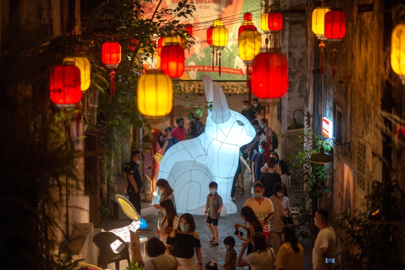 吉隆坡鬼仔巷张灯结彩布置8只造型各异的玉兔迎中秋。

