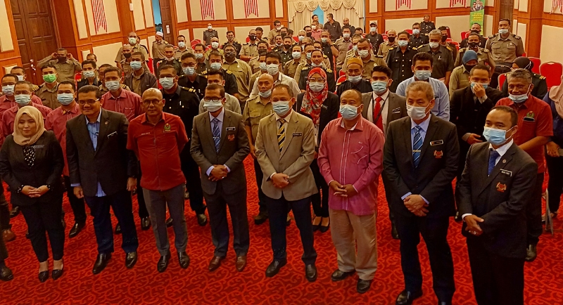 （前排右三起）阿末纳斯里、莫哈末靖、阿德南及阿末苏菲安，与出席研讨会的大马半岛马来森林官员职工会会员合照。