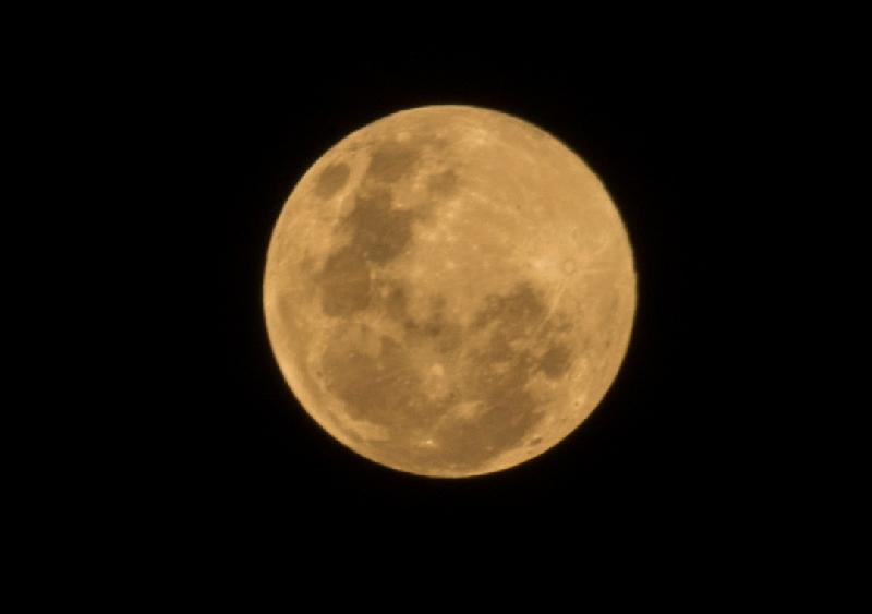 “蓝月亮”（Blue Moon）在天文现象中，是罕见的额外满月。