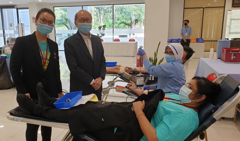 刘紫珮（左起）及张庆生巡视捐血活动情况。
