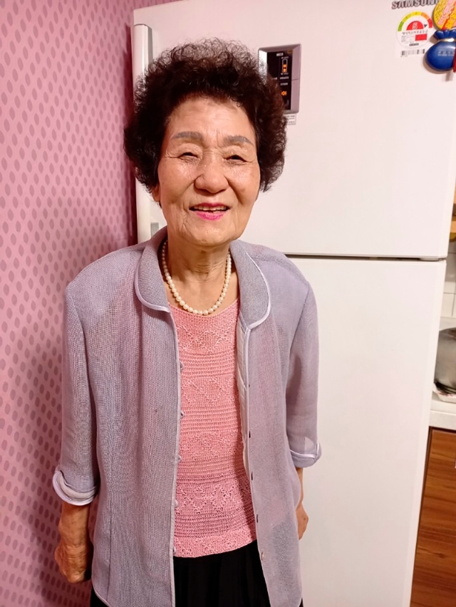 84岁的康女士本月中在义城郡家中，在福利局员工的协助下，人生中首次通过视频和女儿对话，而今年的中秋节女儿无法回家，她也要学习通过新方式问候。（美联社照片）