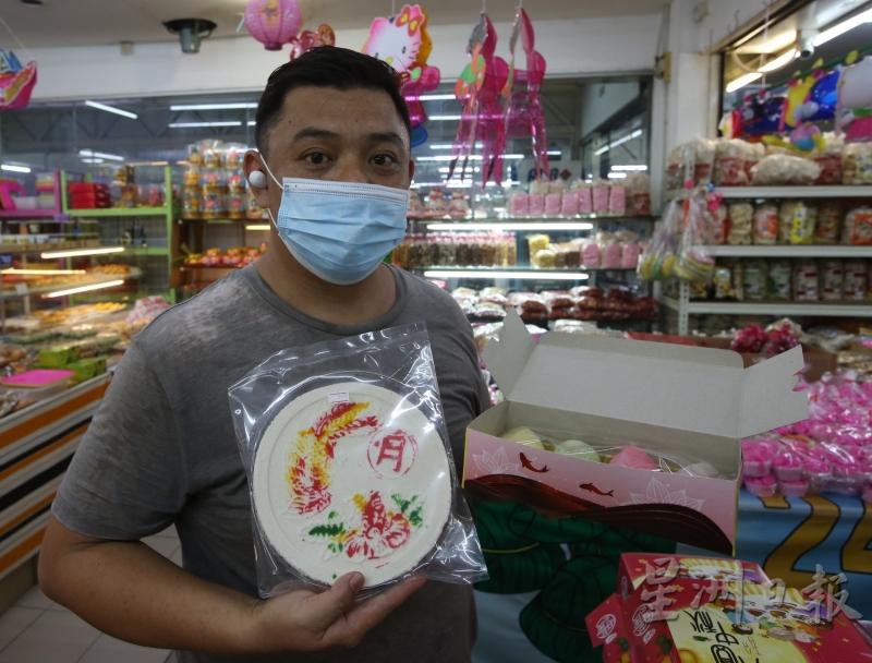 郑乃宝：月光饼每年销量维持在数千片。
