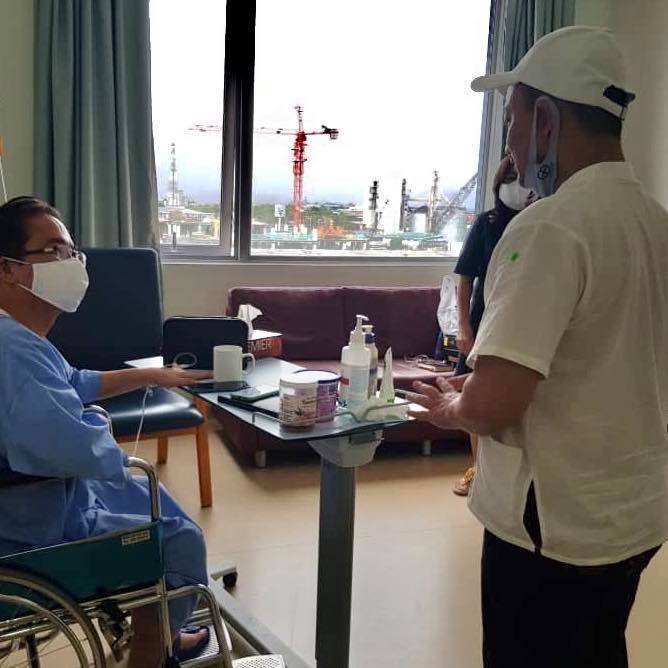 马智礼（右）曾在9月12日探望因椎间盘突出入院的刘伟强。