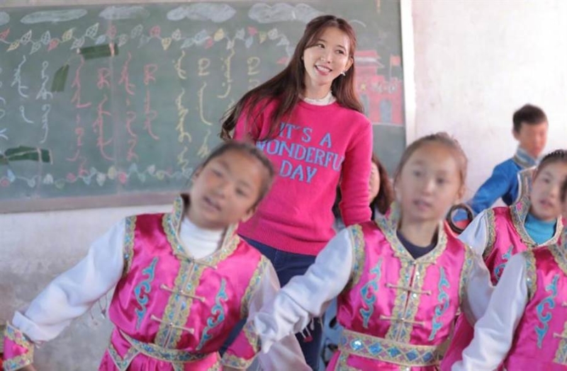 其实不只欧阳娜娜，“台湾第一名模”林志玲被挖出，早在去年就到内蒙古，陪小朋友大唱《我和我的祖国》。