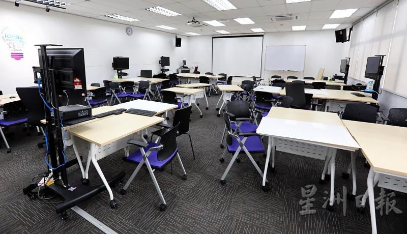 除了到图书馆学习，图资系的学生经常会拥有电脑设施的课堂上课，方便用电脑实际操作。