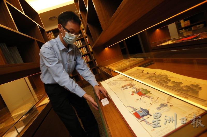 罗立勤的工作包括整理红楼梦研究中心的珍贵藏书。