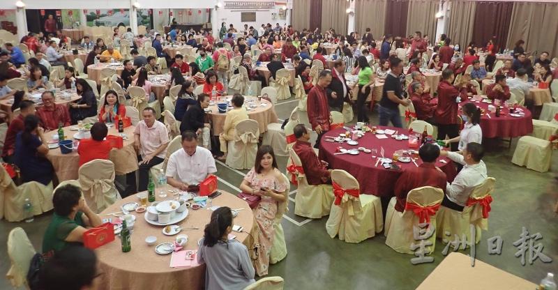 出席北霹雳中总所主办的中秋节联欢晚会者皆保持人身距离，每座只坐6人。