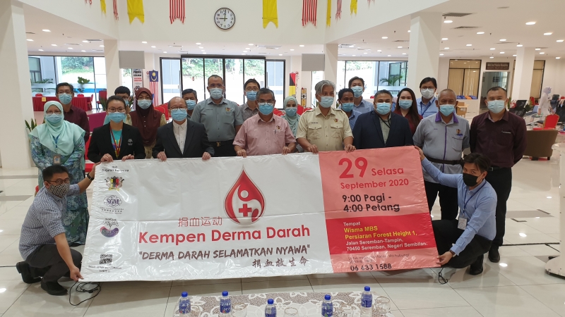 马来西亚创价协会森美兰分会举办捐血运动，获得广泛回响。前排左二起刘紫珮、张庆生及扎扎里。