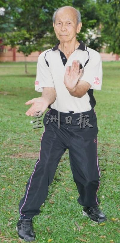 陈锦亮练习少林五祖拳数十年，精神饱满。