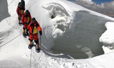 慕士塔格峰登顶途中需要走过仅仅几呎宽的雪地，咫尺便是悬崖深渊。