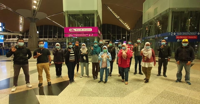 霹雳州的20名医护人员于吉隆坡第二国际机场出发，前往沙巴支援。