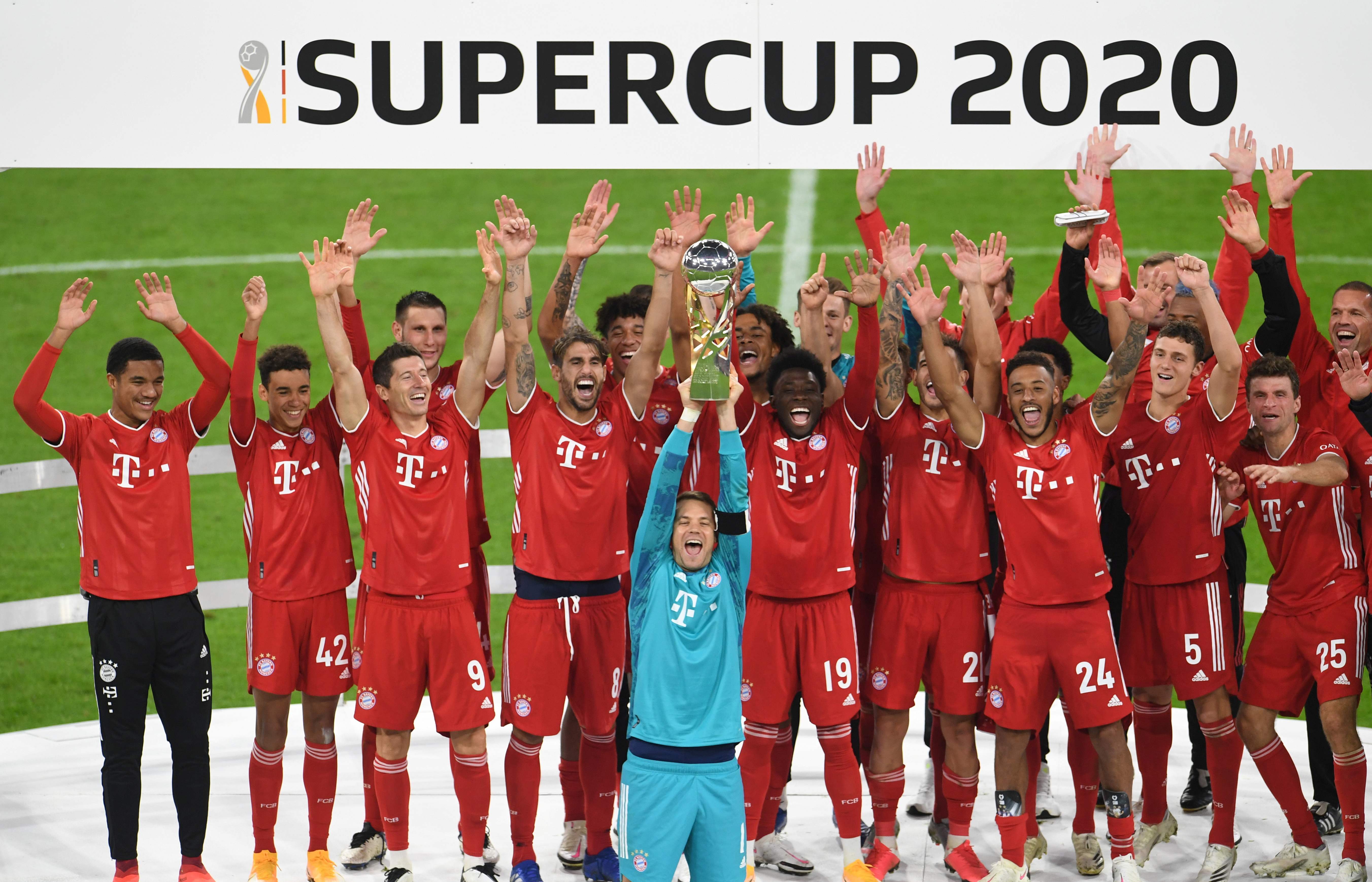 在2020年，拜仁慕尼黑已赢得德甲、德国杯、欧冠、欧洲超级杯、德国超级杯共5个冠军。这亦是拜仁第8次赢得德超杯。图为诺伊尔（中）和队友一起捧杯庆祝。（法新社照片）

