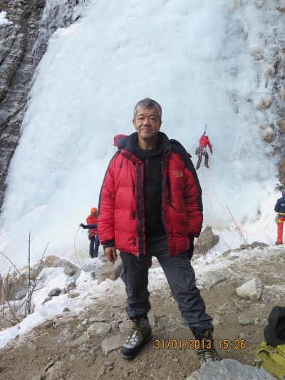 今年年初丁春光在四川四姑娘山参加凯途的8000米髙山训练，需攀爬其身后约六十米髙垂直的冰瀑。