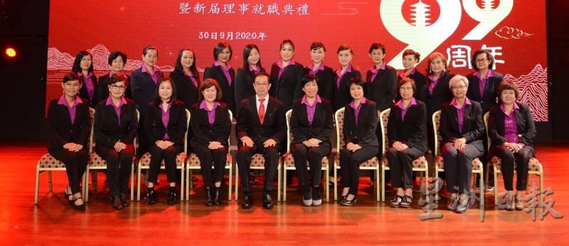 峇株巴辖晋江会馆新届妇女组理事；前排右五主任柯俪珍。