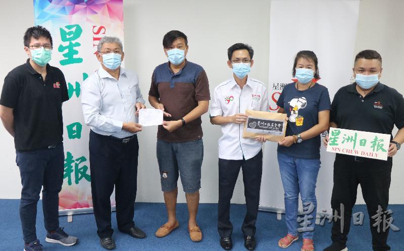 已故林添明的长女林盈崴（右二）移交帛金给星洲日报基金会，由星洲日报东马区总经理钟汉城（右三）代领，星洲日报南砂区高级经理杨青（左二）也移交捐款收据给林添明的儿子林正雄（左三）；左为星洲日报副市场经理林志成，右为星洲日报南砂区业务促进部主任黄立达。