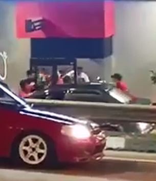 电召车司机在“得来速”（Drive-Thru）柜台与快餐厅员工起口角及冲突的经过遭民众拍下放上网。