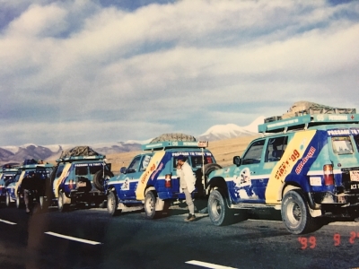 1999年丁春光自组车队，领着16部四驱越野车，全长数公里，以陆路的方式进入中国西藏。