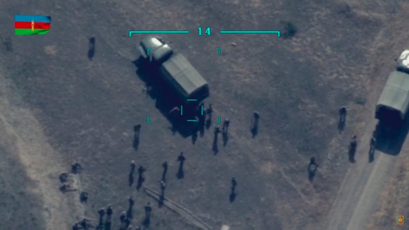 阿塞拜疆军无人机拍下的影片显示，亚美尼亚军预备役部队乘坐军车抵达指定地点，他们下车后军车突然遭击中爆炸，多人走避不及炸至飞上半空，现场尸横遍野。（欧新社照片）