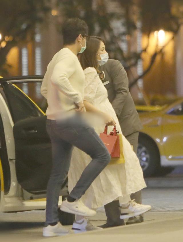 《苹果》记者直击陈乔恩穿白色娃娃装、脚踩平底球鞋出席安以轩生日派对，男友Alan则穿白色毛衣与她并肩走入场。