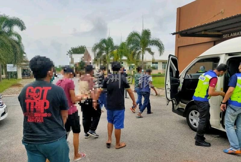 瓜拉姆拉反毒机构执法员在扫毒行动中，逮捕共17名涉嫌吸毒的男女。