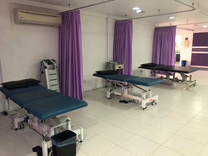 洗肾中心楼上提供睡床让肾友进行物理治疗。