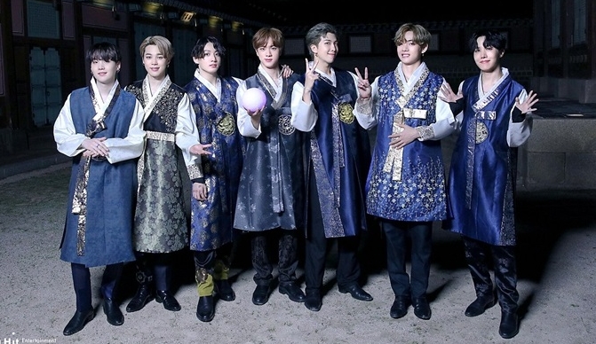 BTS经常会在不同的场合穿上韩服，并把韩服这个传统文化宣扬到美国。