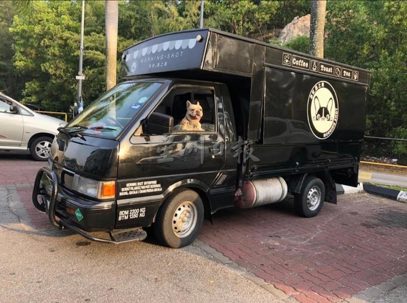 这台就是“早安．晨之美”的台式经典早餐餐车，车身有着卡通式的法斗犬标志，相当引人注目。