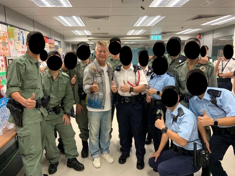 阿叻陈百祥去年与防暴警察合照，竖起拇指赞好。