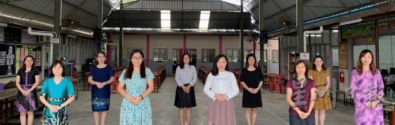 麻坡柔叻中华小学在杜侑坪（左六）的率领下，全体教职员集体加入“星洲人”大家庭。