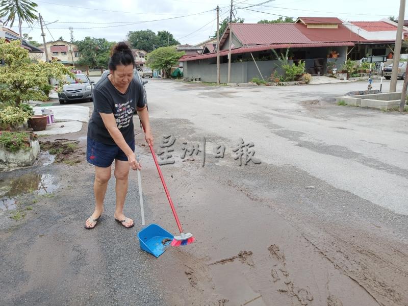 大雨造成克兰芝河水上涨，造成华隆新村发生水患，到处都是大水带来的泥浆，郭小姐由周四下午清理至周五早上还未清理干净。