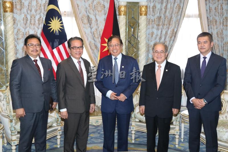 刘伟强（左二）担任首相署（法律事务）部长期间，也积极与东马议员协商，以重新提呈联邦宪法修正法案，修改联邦宪法第1（2）条文，将砂拉越及沙巴列为马来亚半岛的平等伙伴地位。