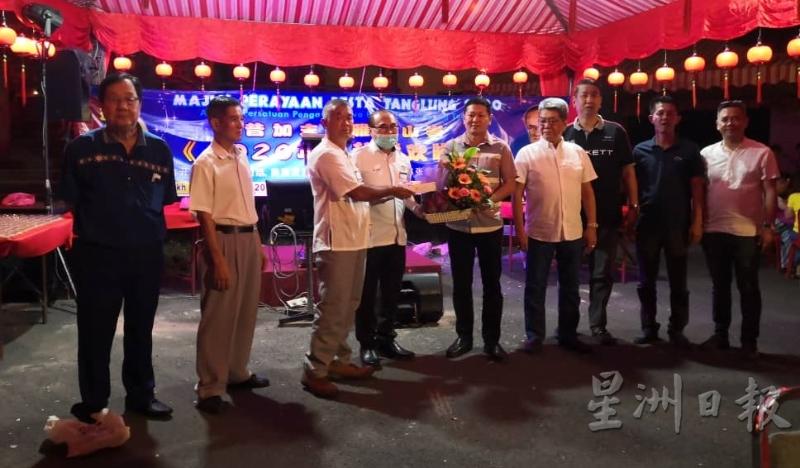 陈江盛(右五)和林永远(左三)联合赠送水果礼篮给张发虎(左四)。 陈江盛(右五)和林永远(左三)联合赠送水果礼篮给张发虎(左四)。