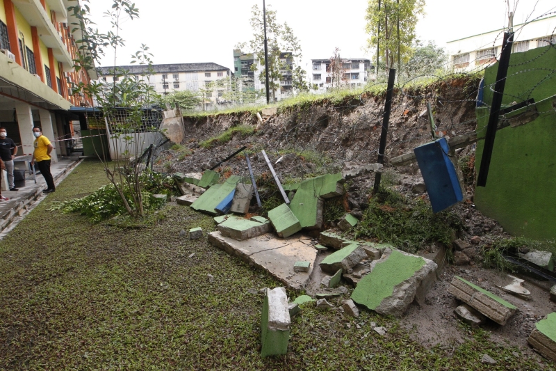 吉隆坡精武华小靠近食堂的围墙于深夜突然坍塌，连铁蒺藜也被压倒，所幸未造成任何伤亡事故。