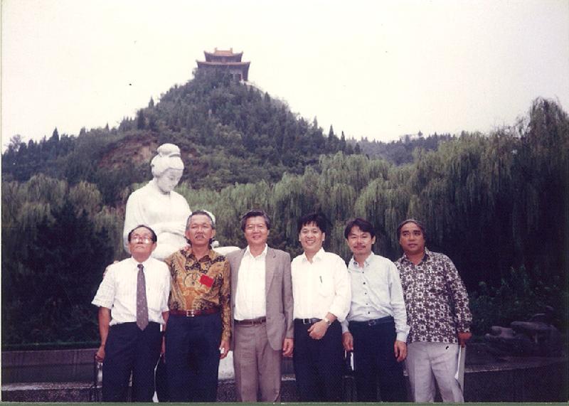 1991年大马华人文化访问团首次到中国进行交流，出席的画家左起庄金秀、谢忝宋、锺正山、吴亚鸿、叶逢仪及黄乃群。 