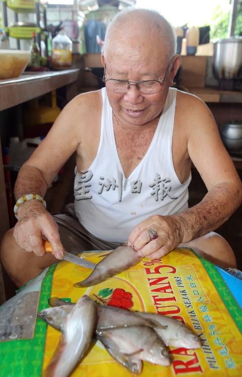 制作西刀鱼内馅需3个步骤，即割、剔及刮，由于西刀鱼体型较小，需耗费时间及精力处理。