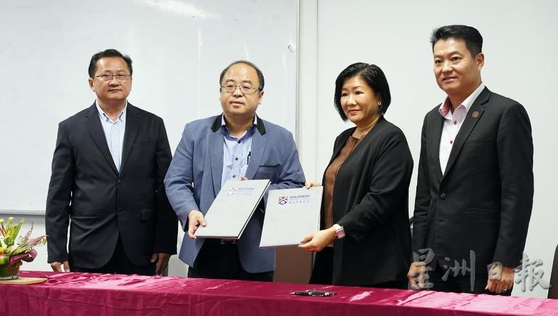 郑玉美（右二起）及黄建翔代表签署合作协议书，由陈洺臣（右一）及吴福才（左一）见证。
