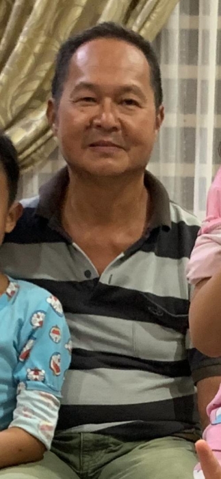 58岁的刘金强已经失踪31天，他失踪时身穿图中的黑灰色线条衣服。