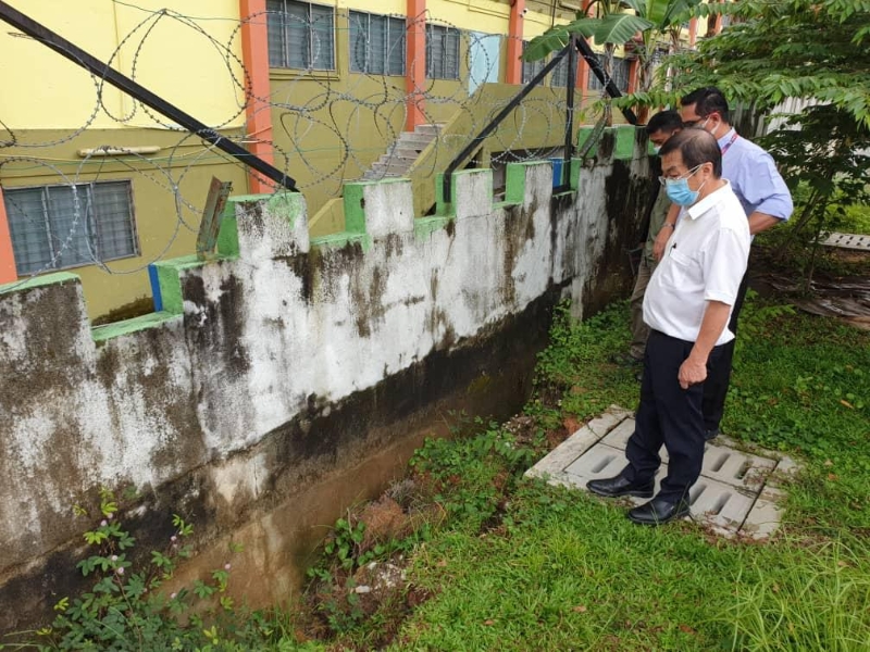 吉隆坡精武华小另一侧的围墙，也出现水土流失及土地逐步沉陷的情况，恐怕坍塌的意外会再次重演。