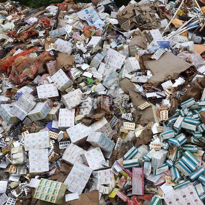 非法垃圾堆有丢弃的大量药物，焚烧及雨淋后会造成严重汚染。