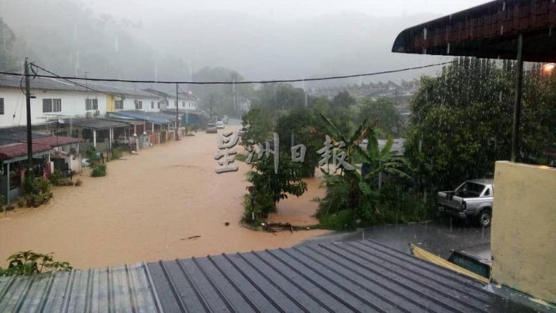 逾两小时的豪雨造成金宝华隆新村、36档及斯理金宝花园发生闪电水灾。