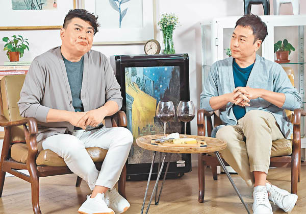 阮兆祥（左）与黎耀祥在节目中回忆他们入行后的辛酸日子，两人都曾遇过事业低潮期，庆幸如今苦尽甘来。