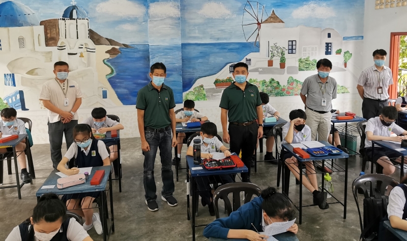 郭天平（站者左起）、刘国文、林瑞文、潘德福及陈维毅，巡视华仁中学初一新生入学试考场。